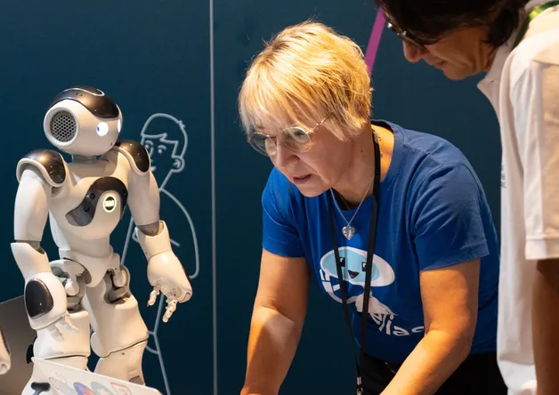 Elias & NAO: When Robotics Meets Language Education