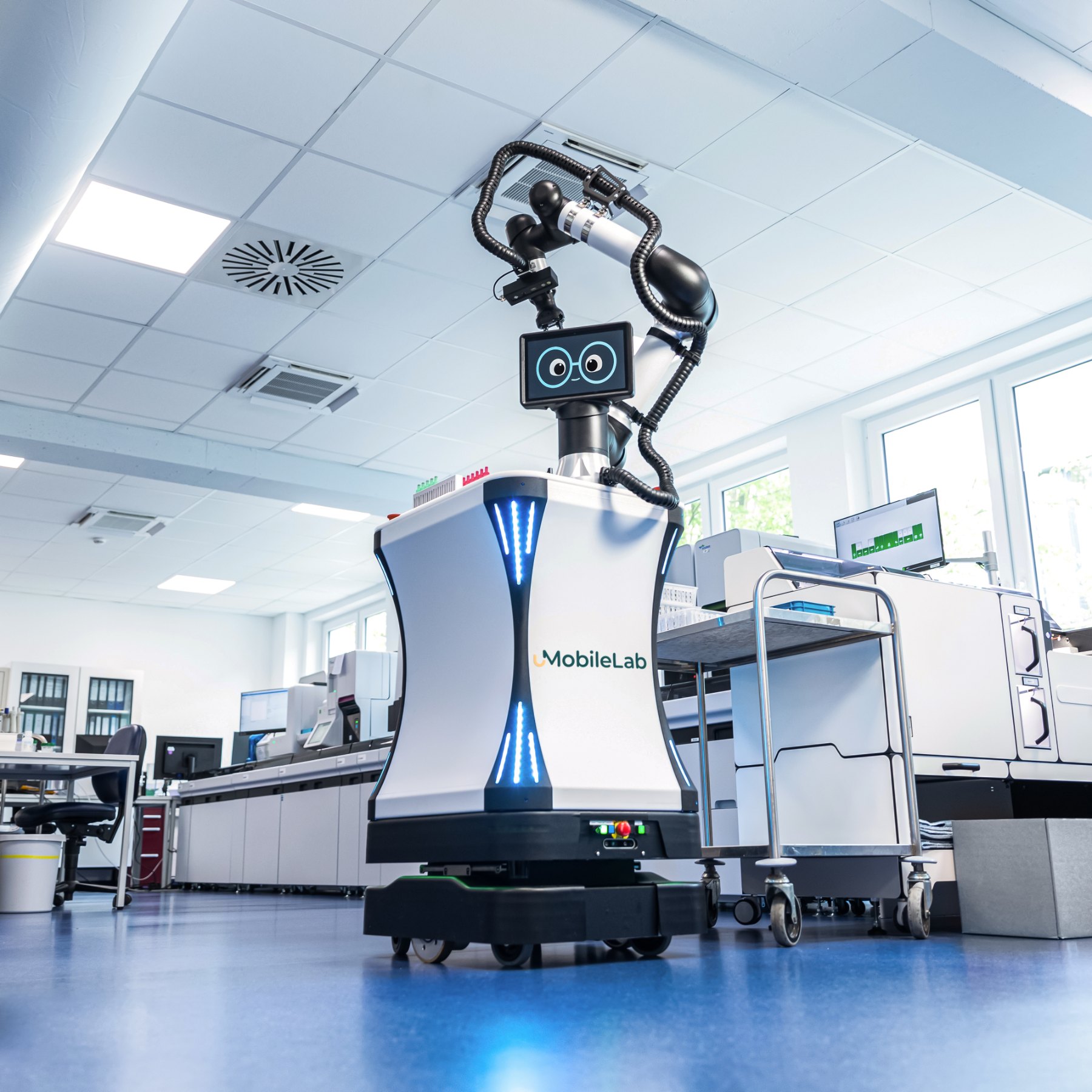 uLab Mobile in a laboratory, positioned next to the analyser line.