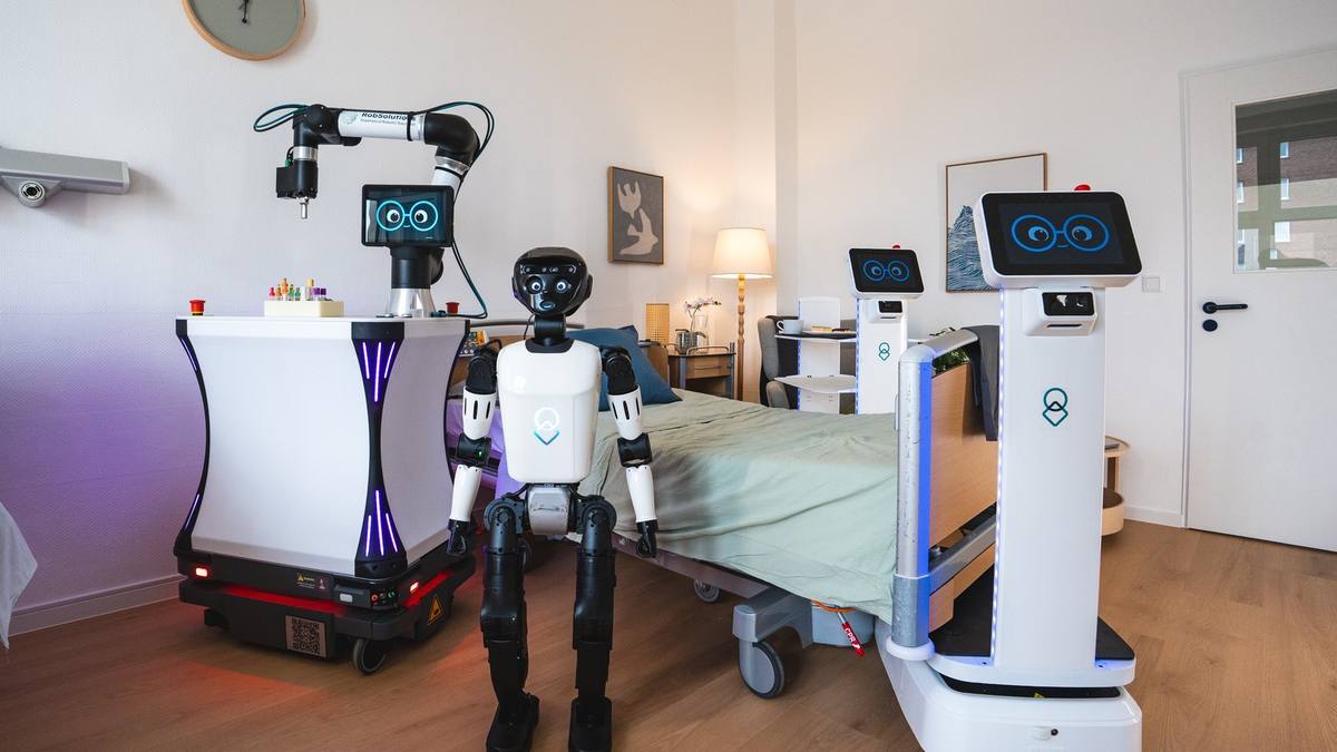 Serviceroboter der United Robotics Group in einem Pflegezimmer