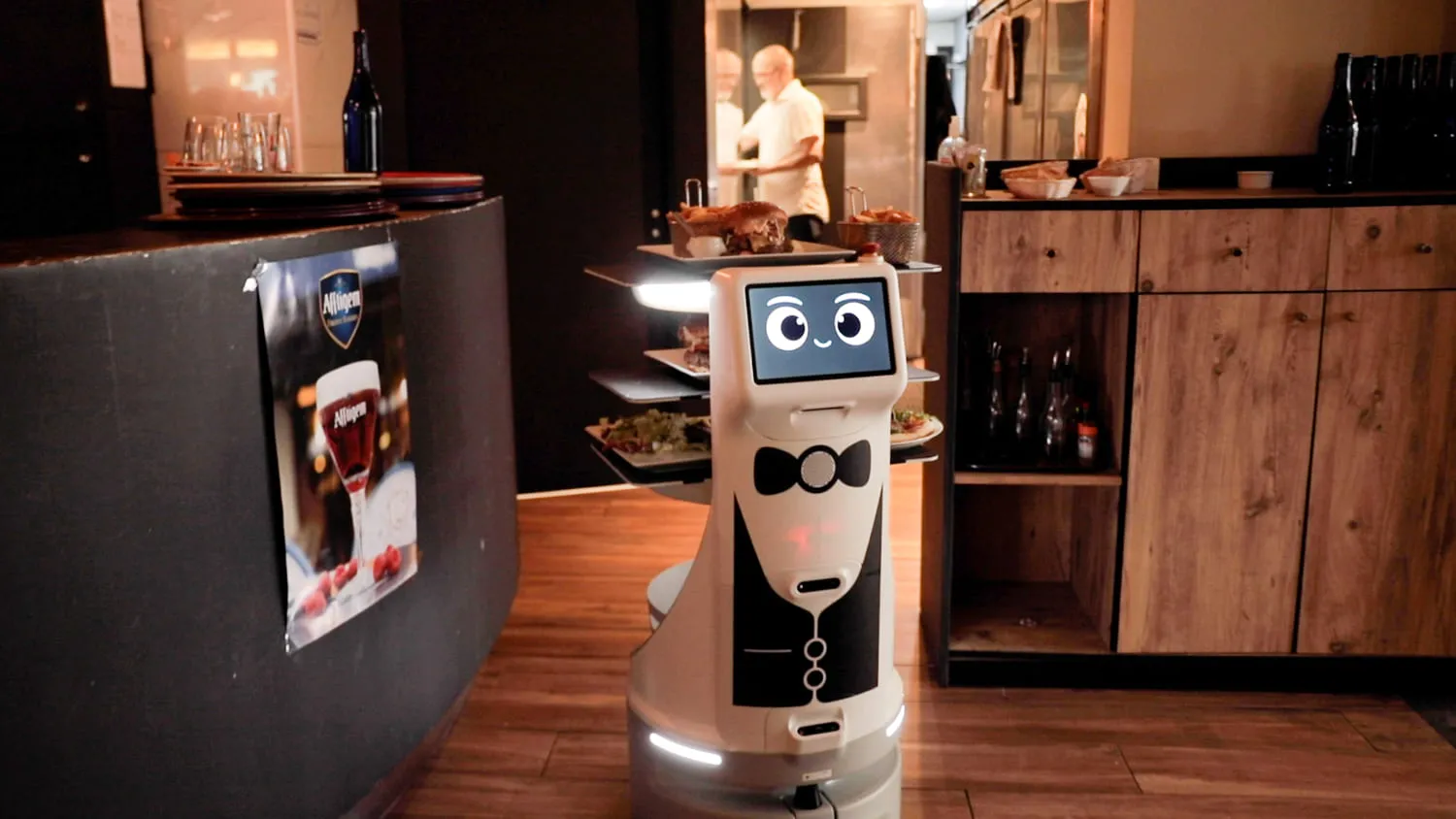 Robots Serveurs : Innovation dans la Restauration et l'Hôtellerie