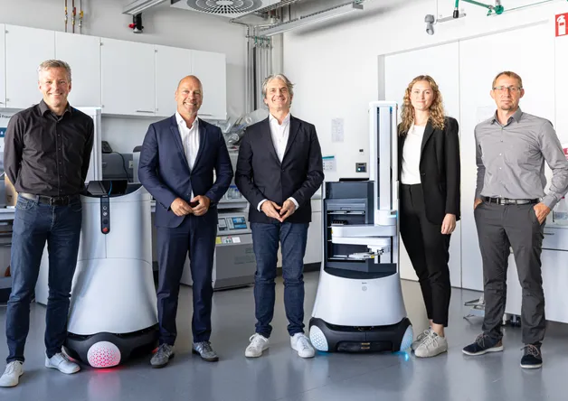 United Robotics Group et Fraunhofer IPA concluent un partenariat technologique et un accord de licence : transfert des droits d'utilisation du robot de laboratoire KEVIN®