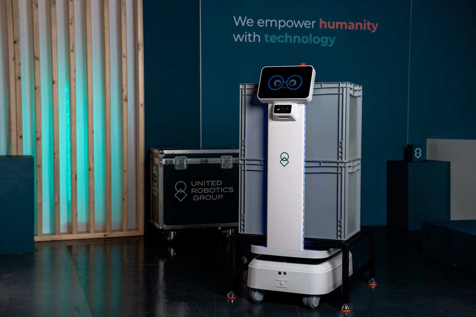 uLog transport robot with stacked transport containers.