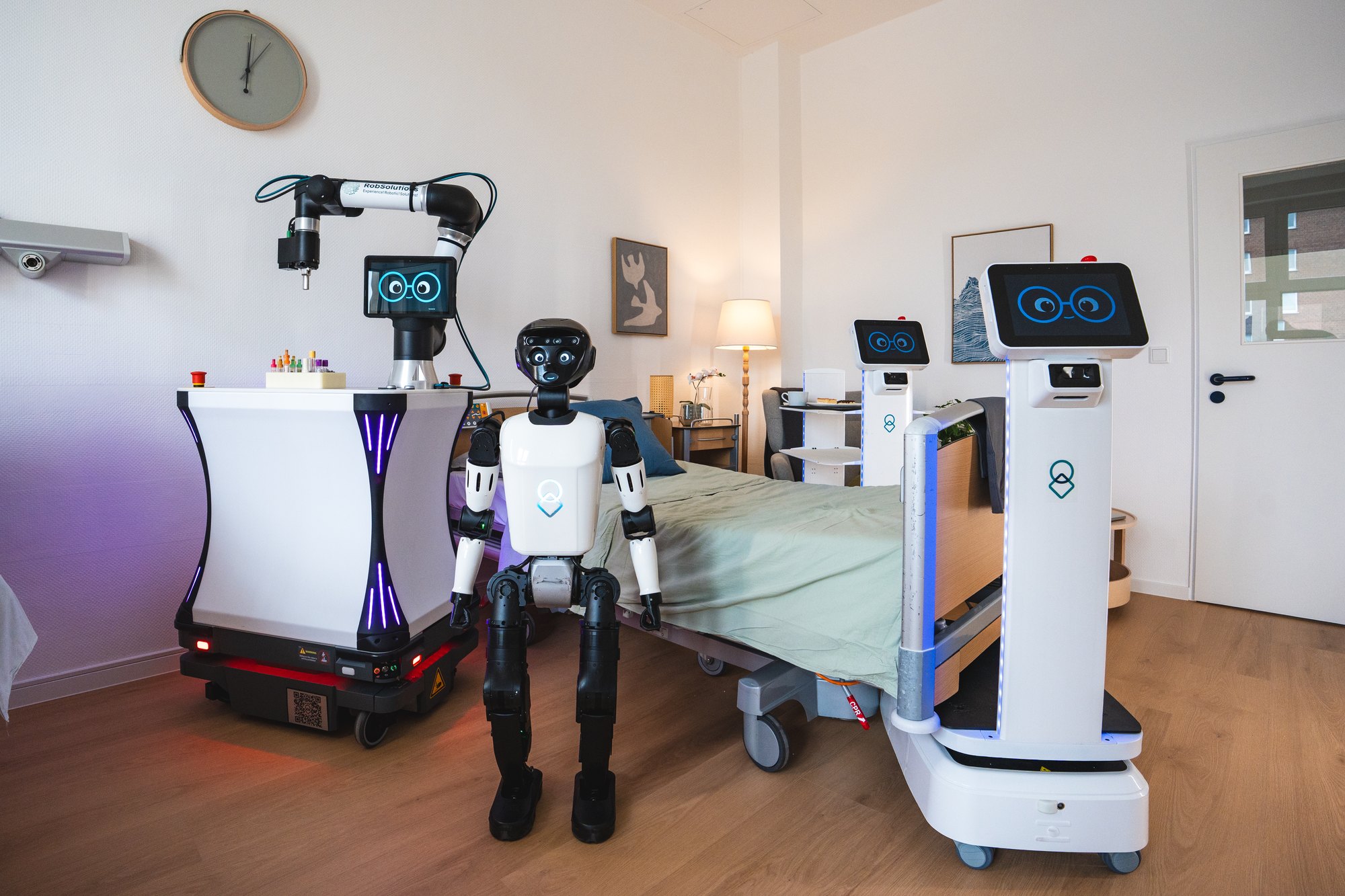 Robotik-Trainingszentrum Gelsenkirchen: uLab Mobile, uMe, uServe und uLog in einem Pflegezimmer
