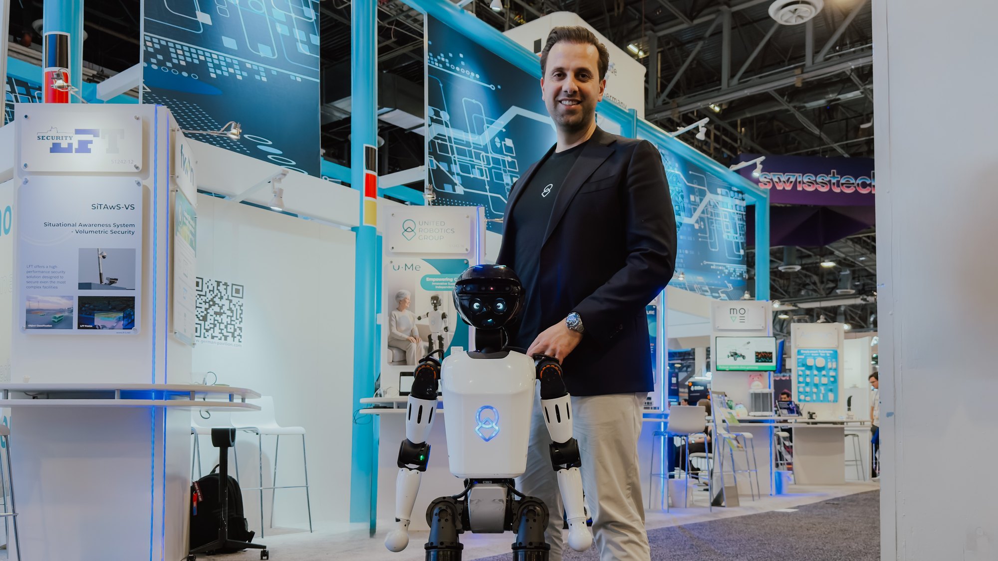 Der humanoide Roboter uMe mit Wassim Saeidi am Stand der United Robotics Group auf der CES 2026 in Las Vegas