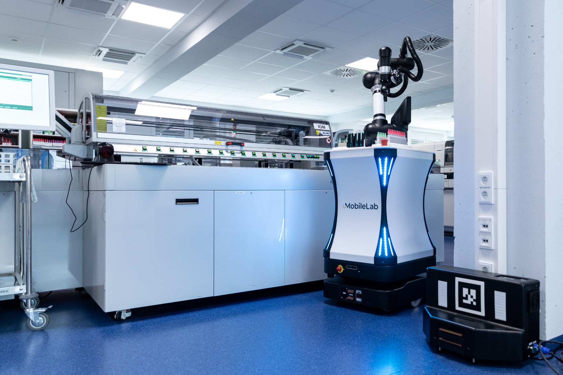 uLab Mobile at the analyser line of a laboratory.