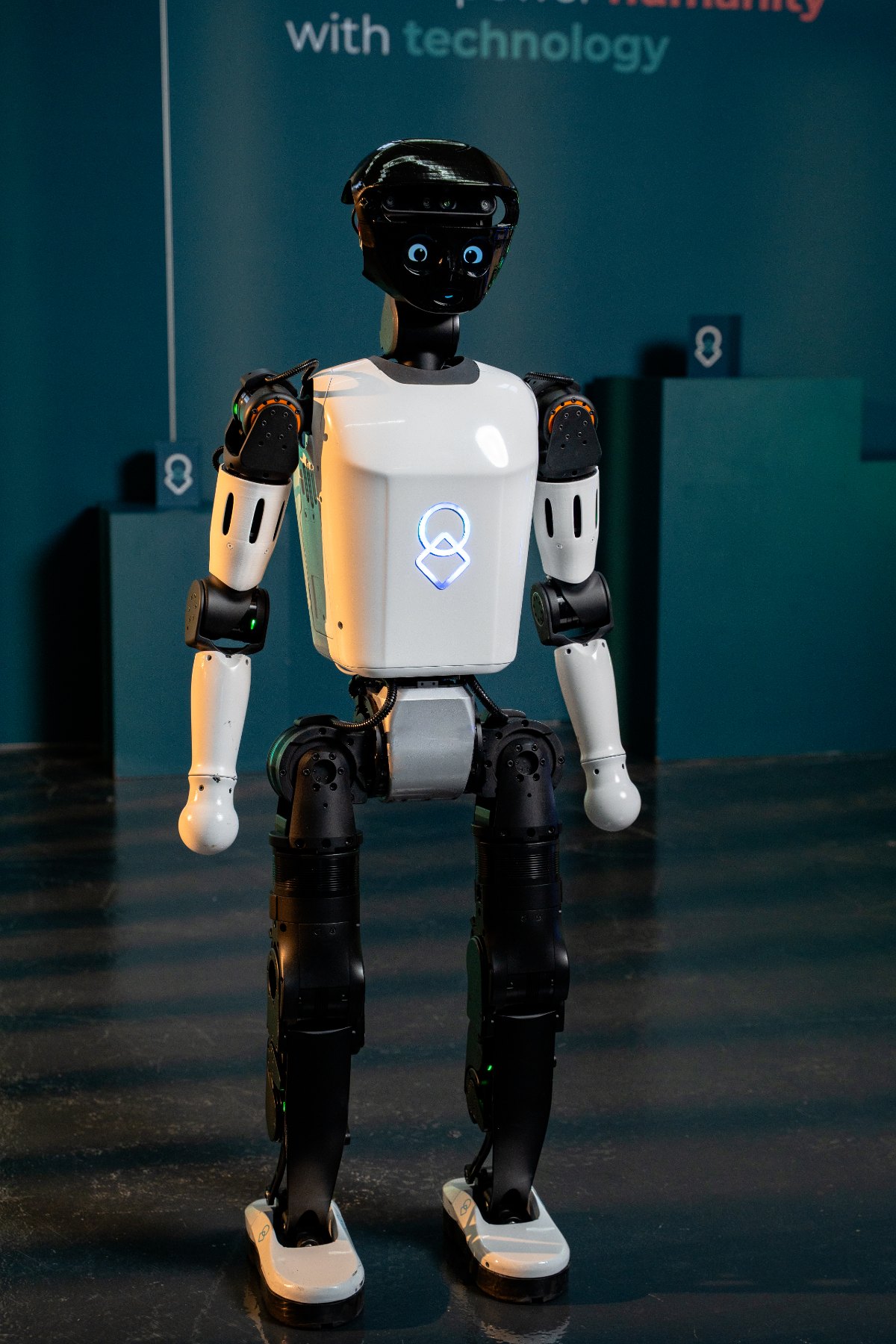 uMe, full body view.